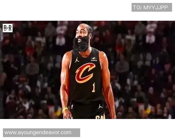 哈登在G2后与训练师密切交流左手疑似隐秘冰敷恢复中